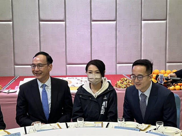 朱立伦（左）（图片来源：台湾“中时新闻网”）