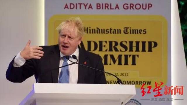 ↑鲍里斯·约翰逊在2022年11月演讲，因为印度的一个媒体集团付给他20万英镑