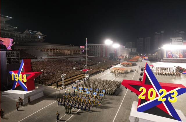 朝鲜武装力量各部队方队通过金日成广场。图/劳动新闻