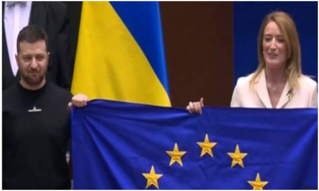 泽连斯基与欧洲议会议长萝伯塔•梅措拉一起举起欧盟旗帜图自英媒