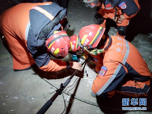 2月9日，在土耳其的中国救援队在第一个搜救点进行搜救。记者了解到中国救援队正在开发新的搜救点。新华社记者王腾飞摄