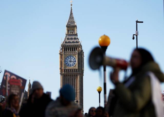 2月6日，在英国伦敦，人们参加罢工游行。新华社记者李颖摄