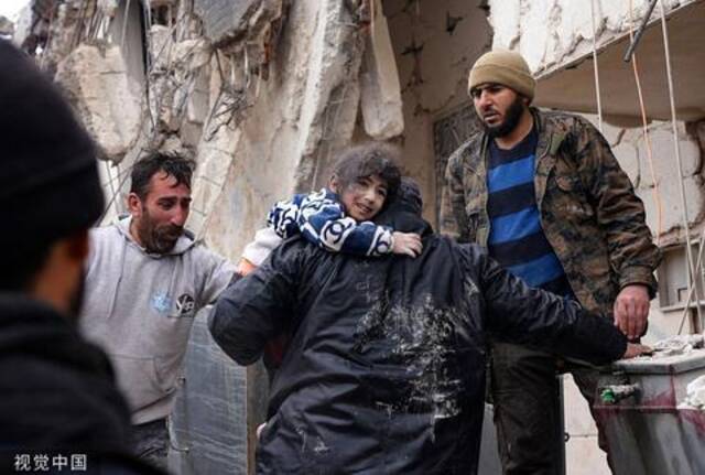 2月6日，叙利亚阿勒颇，一名小孩从废墟中被救出。
