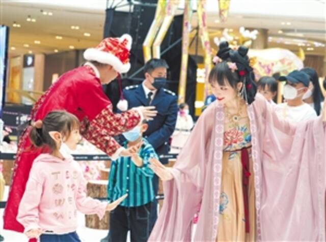 在cdf海口国际免税城“情定中免·爱上海口”元宵换花音乐节现场，小朋友们正在和身穿汉服的演员互动。本报记者杨忠凯摄