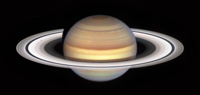 哈勃太空望远镜捕捉到土星新季节的开始