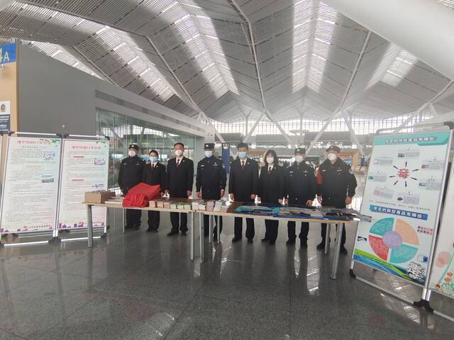 警检携手在北京朝阳站开展普法宣传活动