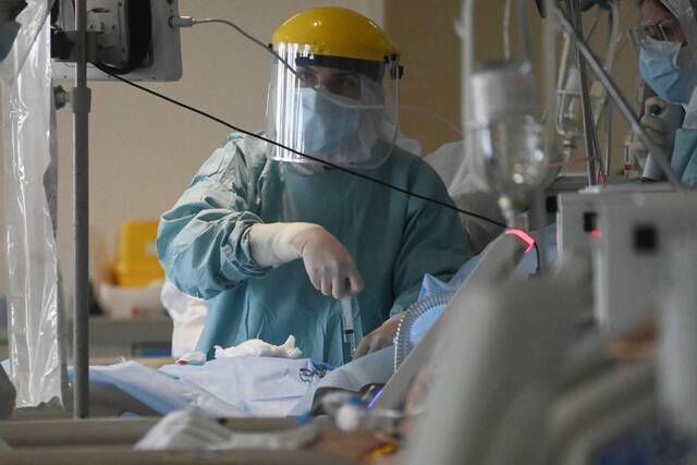 2022年1月25日，医务人员在意大利博洛尼亚一家医院的新冠重症监护室工作。新华社发（贾尼·斯基基摄）