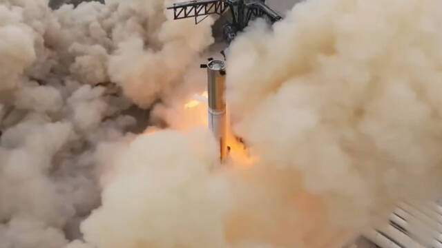 SpaceX的巨大星际飞船助推器进行历史性的31个猛禽发动机燃烧