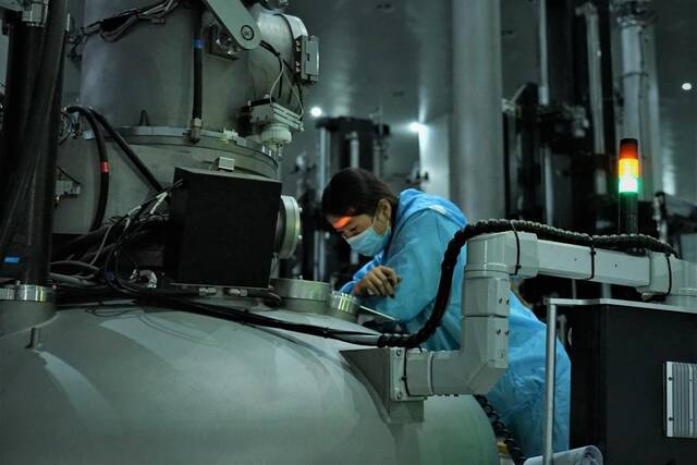 1月17日，在西宁市南川工业园区一家单晶硅生产企业，工作人员正在查看设备运行情况。新华社记者解统强摄