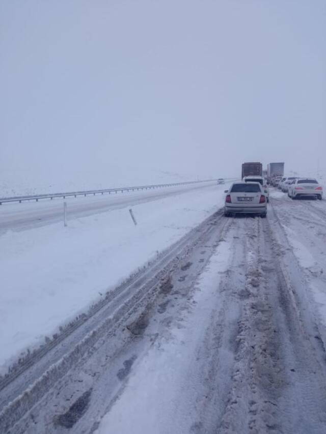 雨雪天道路上的车辆。在灾区阿迪亚曼参与救援的中企员工供图