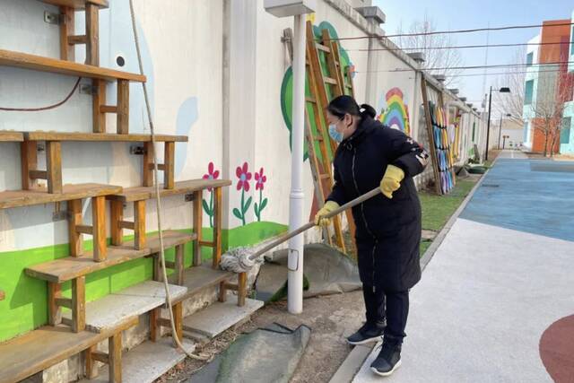 北京十二中实验幼儿园在开学前进行了园所室内户外全面消杀、扫除。受访者供图