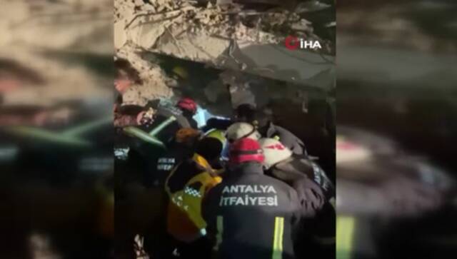 土耳其救援人员将女孩从废墟中抬出（土耳其媒体报道视频截图）