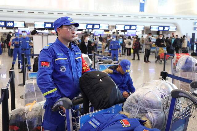 南航运送127名中国救援队员驰援土耳其地震灾区