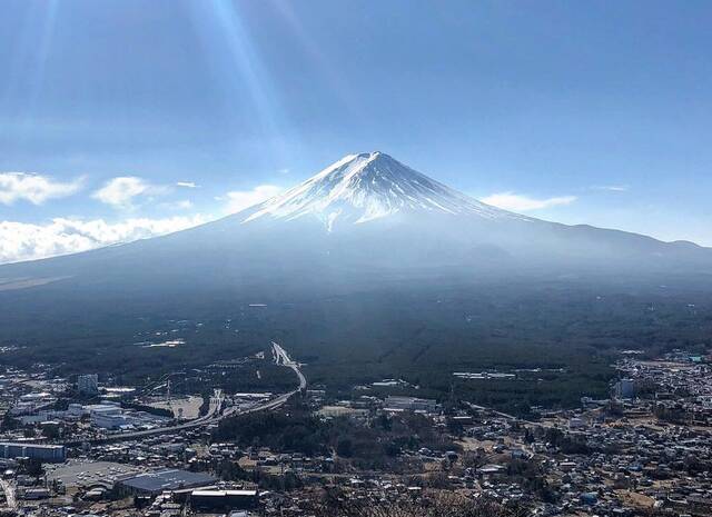 台媒：为拍富士山美照占马路，台湾游客被日本人点名，网友称丢脸