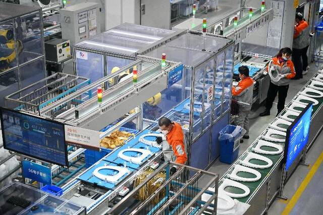 工人们在九牧智能马桶工厂内安装智能座圈组件。新华社记者林善传摄