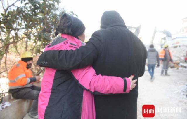 泪目！土耳其女子跨越1100公里救妹妹：猫活着，妹妹还在废墟下