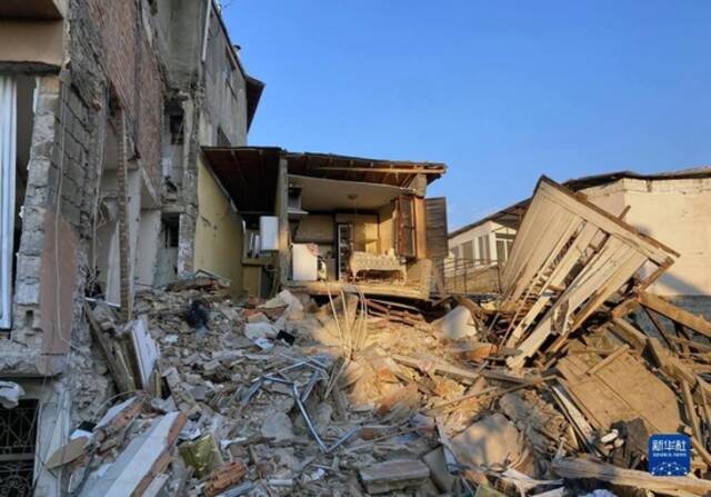这是2月11日在土耳其哈塔伊省安塔基亚市拍摄的地震废墟。新华社发（穆斯塔法·卡亚摄）