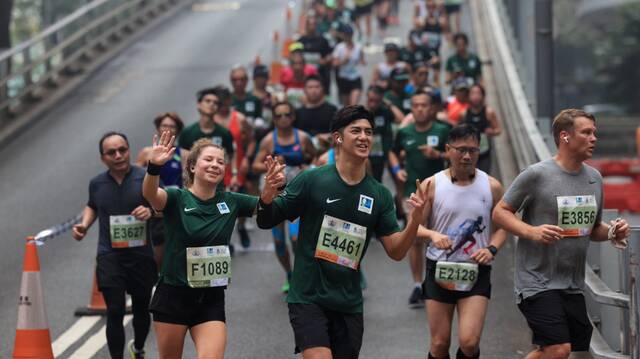 “96%参赛者报名后确认出赛”！港媒：渣打香港马拉松参赛率创新高