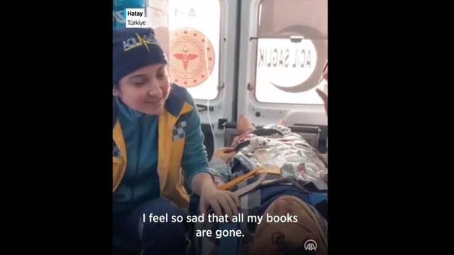 19岁土耳其男孩获救后想要“考试用书”，得到回应后和医护“比心”