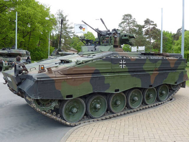 德国的“豹2A4”主战坦克和“黄鼠狼”步兵战车资料图