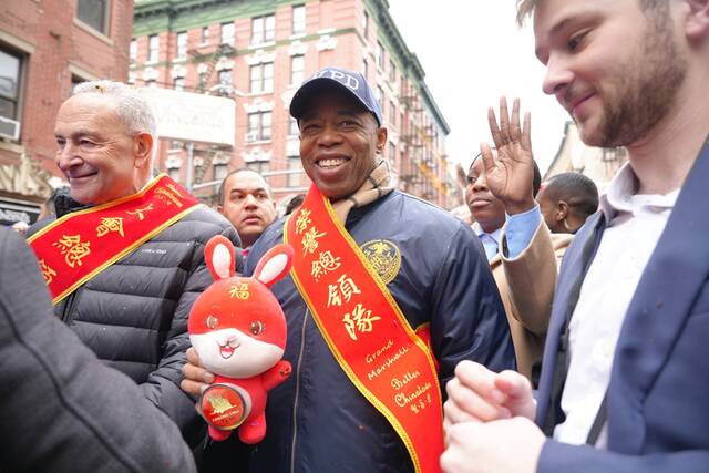 美国参议院民主党领袖舒默（左）、纽约市长亚当斯（中）手持沧州新年吉祥兔玩偶参加游行活动。赵晓乐摄