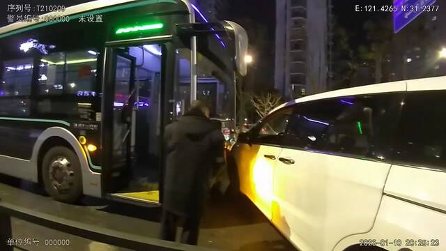 1月10日，保安操作失误使得商务车撞上公交车。来源：普陀公安