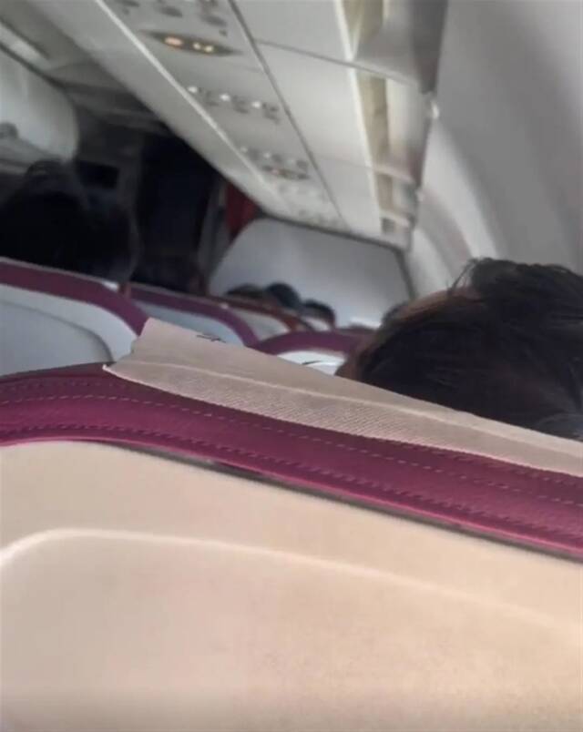  PN6392次航班上的乘客（视频截图）