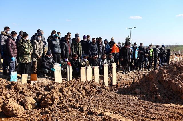 土耳其民众在墓地悼念遇难者（资料图）