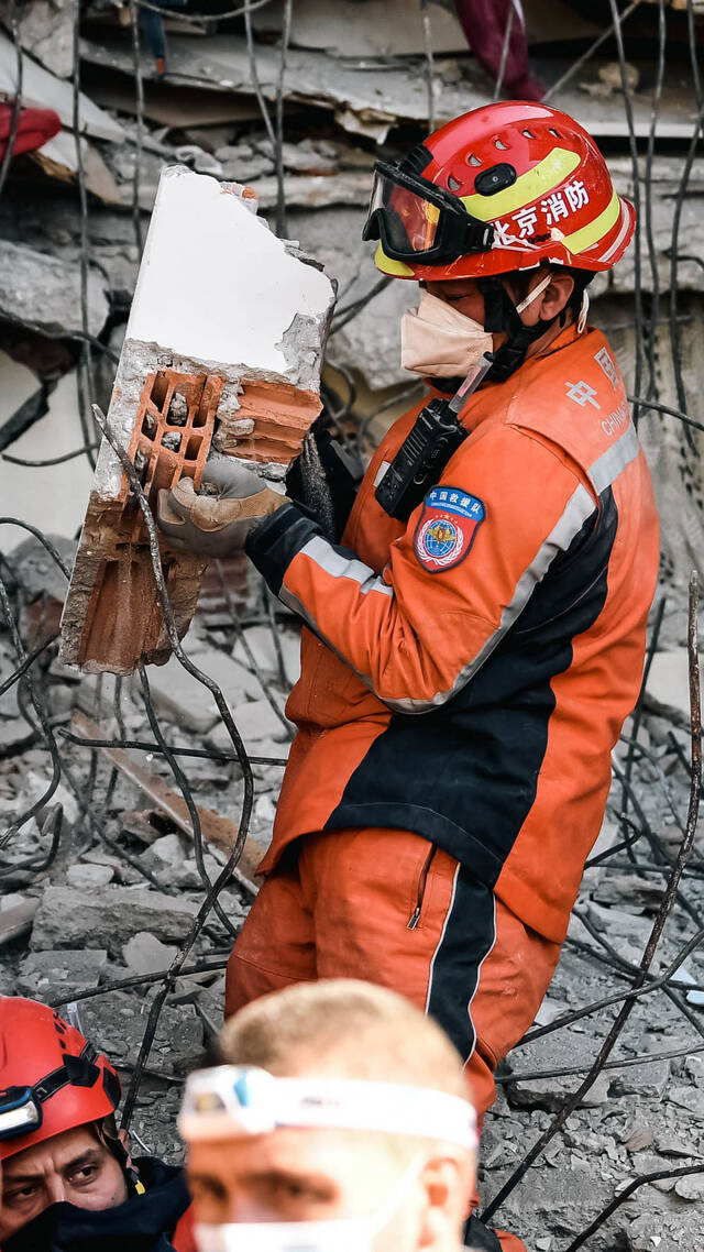 救援队影像日志·2月13日丨150小时后的生命奇迹