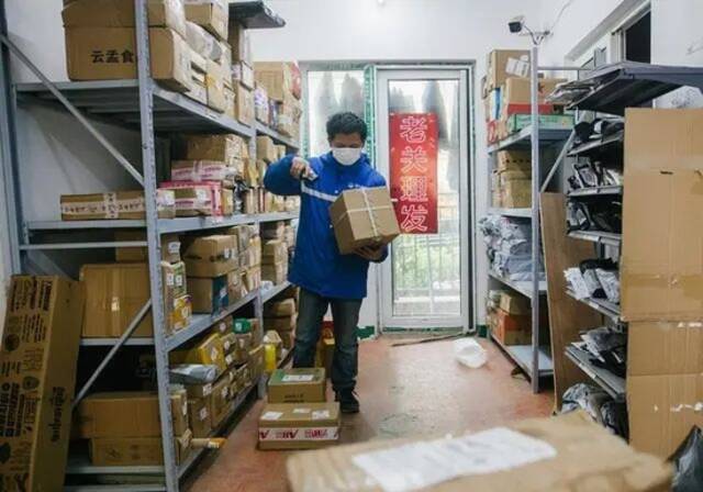 用户吐槽派件异常，传言“2000多个网点关闭、公司要倒闭”？400亿快递巨头深夜回应！