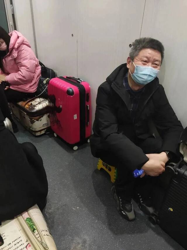 高铁上这张师徒照火了 网友：他们就是“安欣”