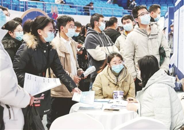 近日，湖北“春暖荆楚助鄂企航”保用工促发展活动在武汉举行，吸引众多求职者。图为求职者与用人单位工作人员交谈。