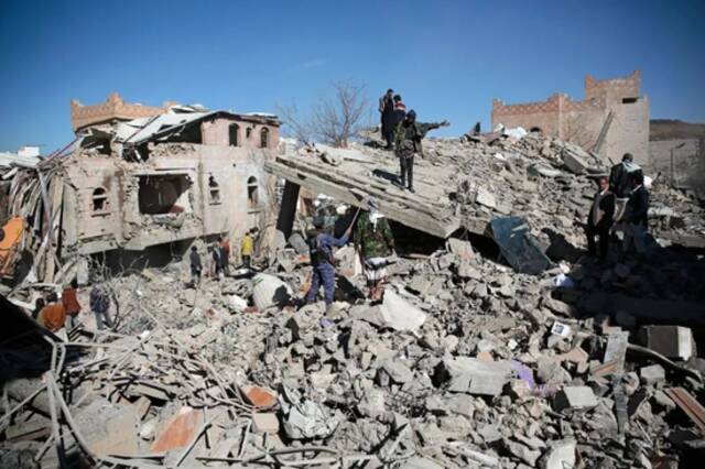 2022年1月，一场空袭过后的也门首都萨那市。