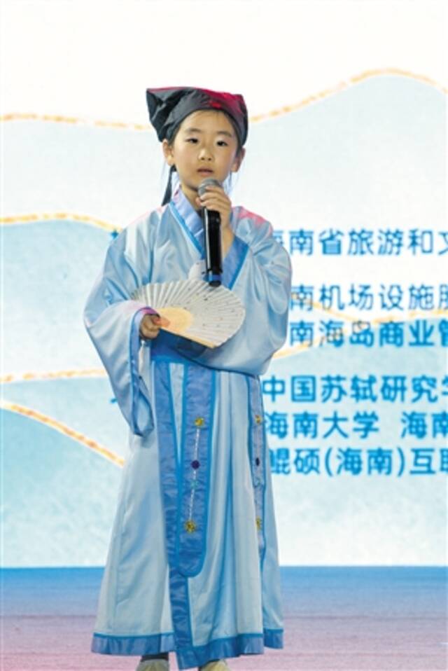 2月12日晚，2023年海南东坡文化唱诗大赛在海口日月广场启幕。本报记者苏弼坤摄