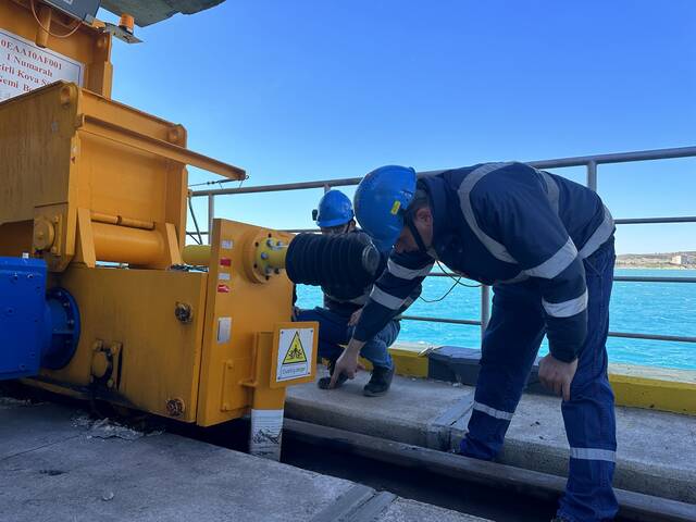 胡努特鲁电厂属地员工对码头卸船机轨道进行检查。