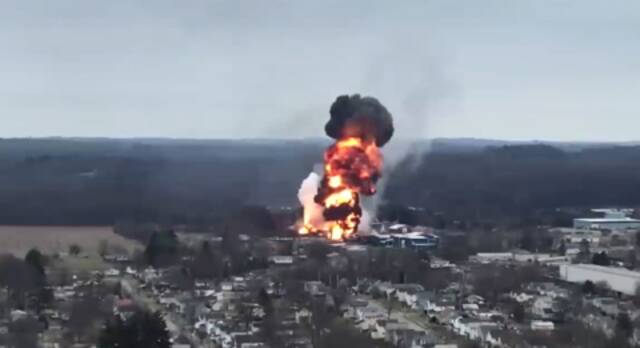 美国一列运载危险化学品的火车2月3日脱轨起火，升起黑烟。（视频画面截图）
