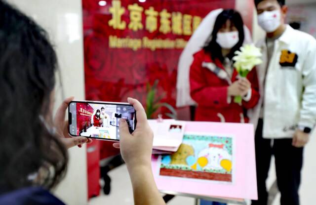 北京今日迎来婚姻登记小高峰，仅东城区就预约近200对