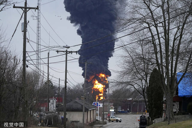 当地时间2月6日，“受控爆炸”后，毒云升起图源：视觉中国