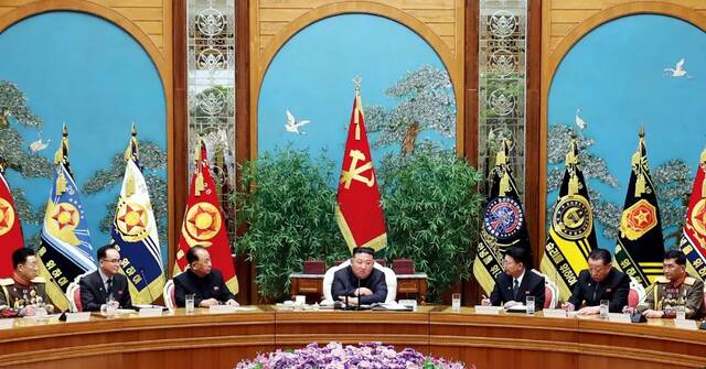 2月6日，在朝鲜劳动党中央军事委员会扩大会议上，在金正恩（中）座位后方，正中是劳动党党旗，党旗右侧第一面旗帜即为导弹总局旗帜。图/澎湃影像