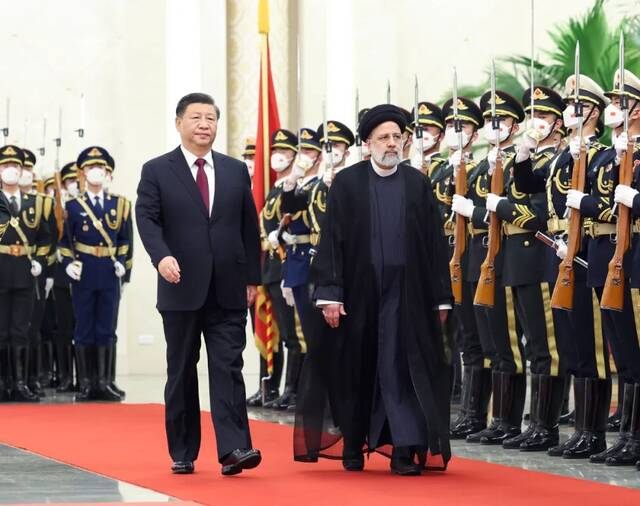 2月14日，国家主席习近平在北京人民大会堂同来华进行国事访问的伊朗总统莱希举行会谈。会谈前，习近平在人民大会堂北大厅为莱希举行欢迎仪式。图/新华