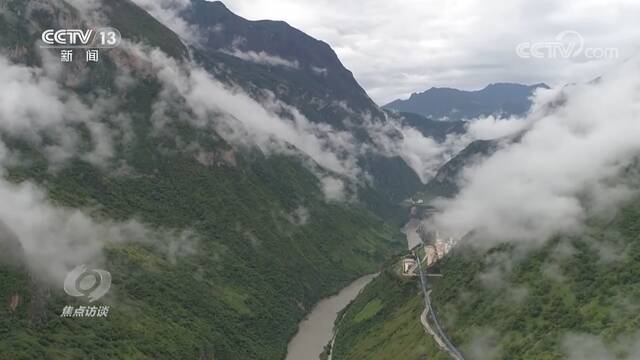 焦点访谈：大山里的地下实验室