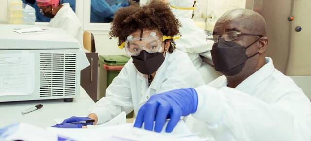 ↑技术人员在赤道几内亚的巴尼研究实验室