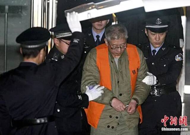 国家体育总局足管中心原副主任杨一民被带出法庭。中新社记者张浩摄