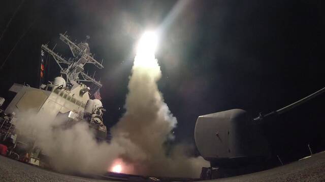 2017年4月7日，在地中海，美国海军舰船发射一枚战斧式导弹。新华社发（美国海军供图）