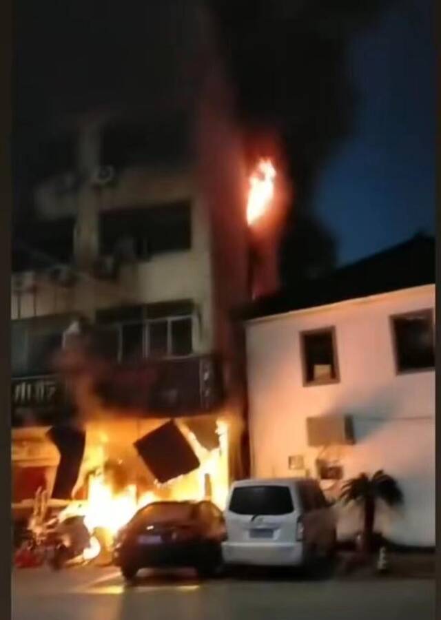 昌宏宾馆起火时的场景。受访者供图
