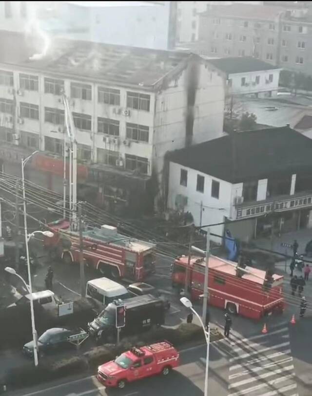 上午8点，火被扑灭后的昌宏宾馆。受访者供图