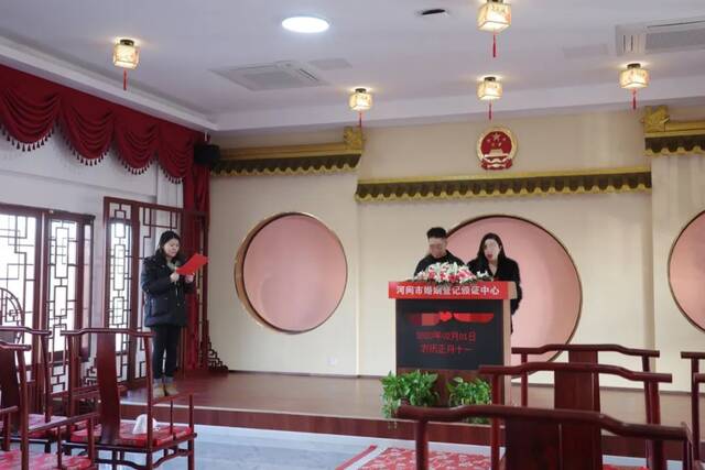 ▲2月1日，一对新人在河间市婚姻登记中心领证。新京报记者陈亚杰摄