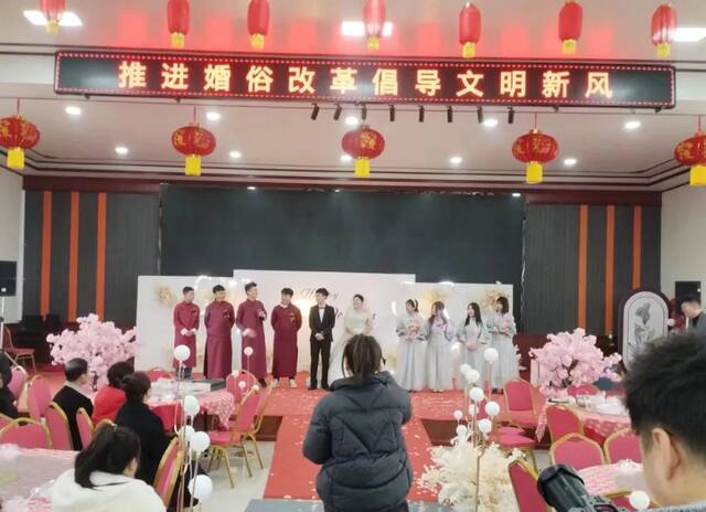 ▲2月11日，王春相女儿的婚事在村里的婚俗改革大礼堂举行。受访者供图