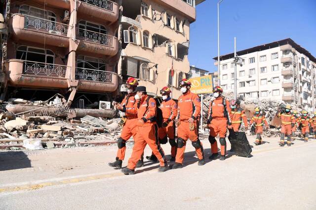 2月14日，中国救援队与中国香港特区救援队联合编组在土耳其哈塔伊省安塔基亚市开展救援工作。