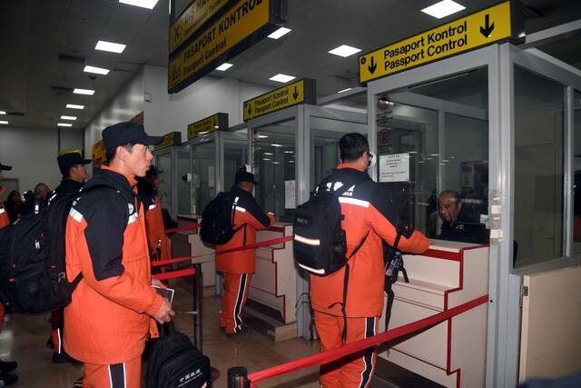 2月16日，中国救援队队员在土耳其阿达纳国际机场办理乘机手续。